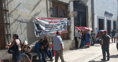 Trabajadores del SNTE sitian palacio de gobierno de Oaxaca con trabajadores adentro