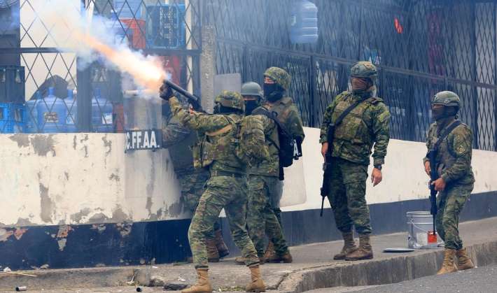 Ecuador despliega 3 mil militares en medio de protestas indígenas en Quito