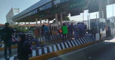 CETEG bloquea caseta en la Autopista del Sol en demanda de pagos retrasados