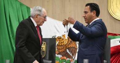 Congreso de Chiapas condecora a David Kershenobich por su aporte a la salud pública