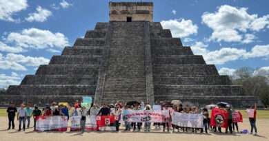 Irrumpe CNTE en Chichén Itzá y protesta por pensiones frente al templo de Kukulcán