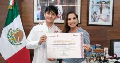 Reconoce Mara Lezama a Emanuel Rodríguez González por obtener primer lugar nacional en Lengua y Comunicación