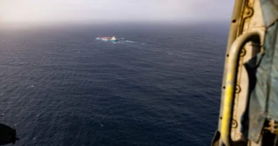Primeros petroleros iraníes cruzan el estrecho de Ormuz tras levantamiento del bloqueo naval de EU
