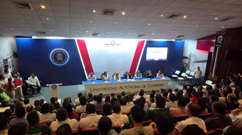 Javier Saldaña deja rectoría de la UAGro para competir en Morena por la gubernatura de Guerrero