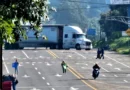 Comuneros bloquean carretera en Michoacán por desaparición de un adulto mayor