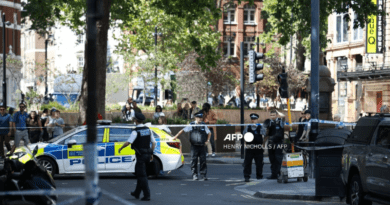 Mujer ataca con objeto punzante a cuatro hombres