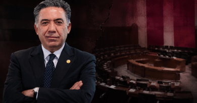 Presionado por acusaciones, Enrique Inzunza deja la bancada de Morena, pero no el Senado